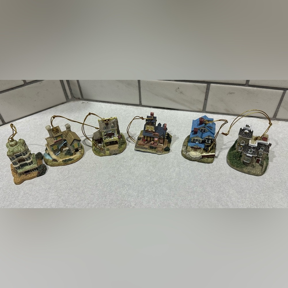 2 Liberty Falls Christmas Tree
Ornament Sets W/ 12 Individually
Hand Painted - Picture 14 of 16